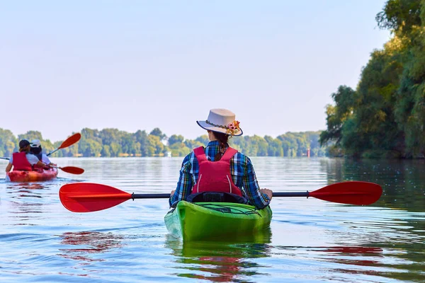Woman Elegant Straw Hat Canotier Paddling Green Kayak Danube River — Foto de Stock