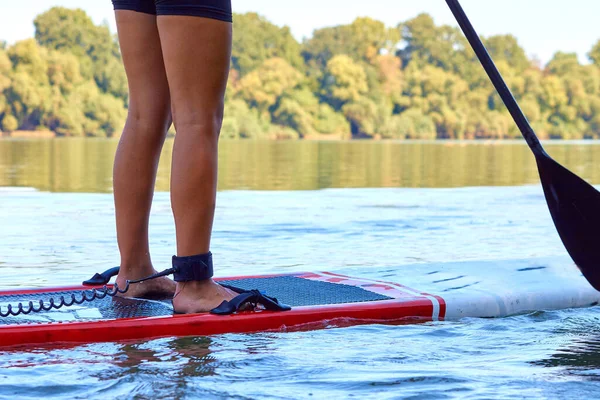 Pernas Mulher Sup Stand Paddle Board Água Rio — Fotografia de Stock