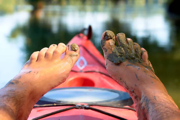 Men Bare Feet Mud Red Kayak — Φωτογραφία Αρχείου