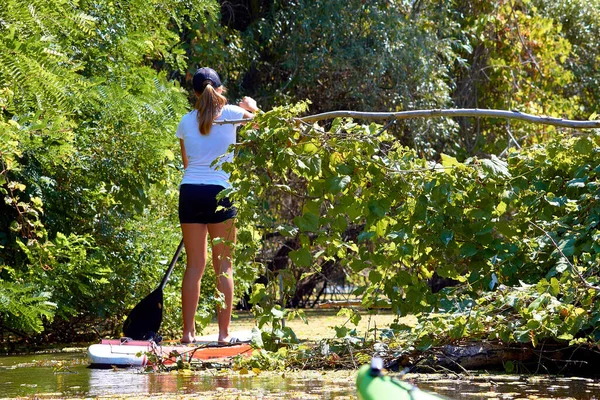 Athletic Teen Girl Paddling Sup Stand Paddle Board Paddleboard Wilderness — 图库照片