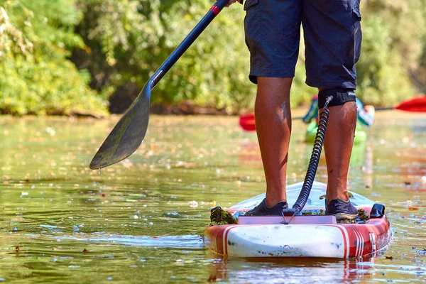 Чоловічі Ноги Суп Встаньте Дошку Весла Воді Літньої Річки — стокове фото