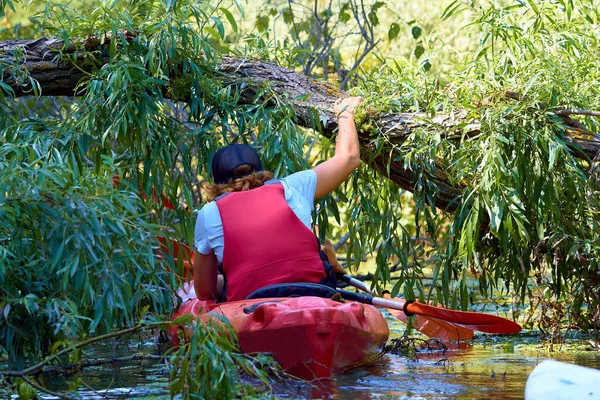 Donna Kayak Sta Remando Sotto Albero Caduto Nel Fiume — Foto Stock