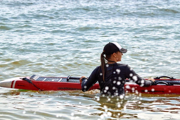 Ελκυστική Νεαρή Κοπέλα Sup Board Στέκεται Στη Θάλασσα — Φωτογραφία Αρχείου