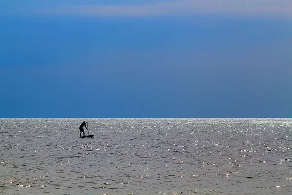 Silhouette Active Surfer Stand Paddle Board Paddling Sea — Foto de Stock