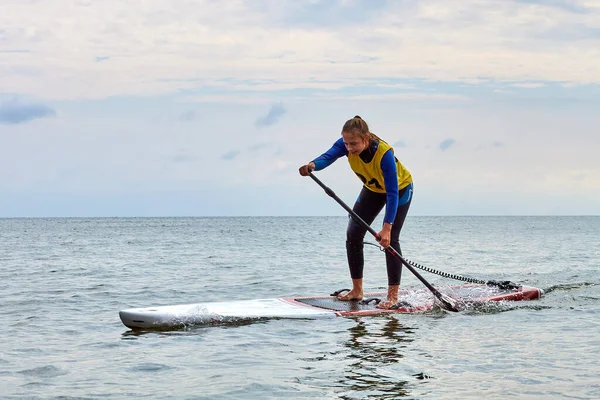 Attractive Young Girl Stand Paddle Boarding Sup Rowing Quiet Sea — Foto Stock