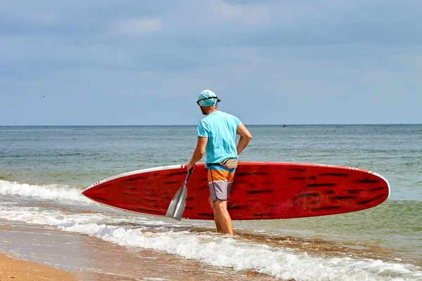 Happy Man Stands Sup Board Sea Beach Sunny Day Stand — Stock fotografie