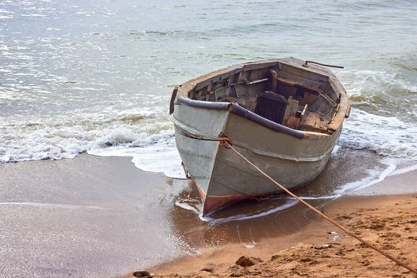 Рыбацкая Лодка Песчаном Пляже Лицензионные Стоковые Изображения