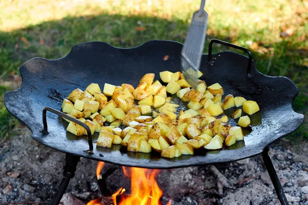 Πατάτα Κρεμμύδια Και Λουκάνικα Ψήνοντας Τηγάνι Για Φωτιά Πικνίκ — Φωτογραφία Αρχείου
