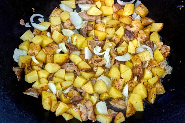 Bovenaanzicht Van Grillen Een Pan Aardappel Met Uien Worsten Bij — Stockfoto
