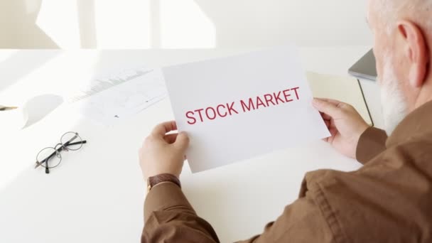 白纸印刷文本股票市场 — 图库视频影像