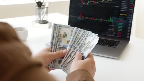 Närbild Att Räkna Pengar Dollar Bärbar Dator Med Börsdiagram — Stockvideo