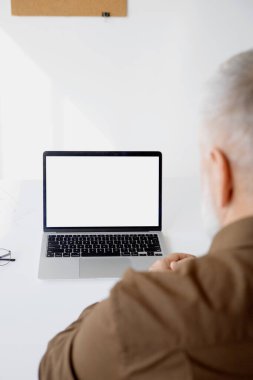 Adam dizüstü bilgisayarda çalışıyor. Beyaz ekranlı dizüstü bilgisayar.