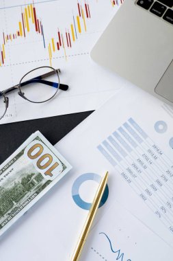 Çalışma masası ve masada kağıtlar. Finans, borsa, para