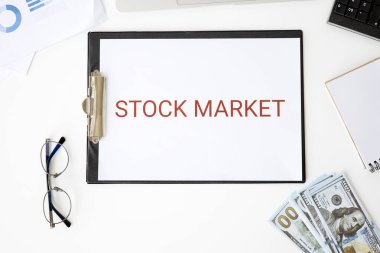 Beyaz bir kağıt üzerinde yazılı borsa