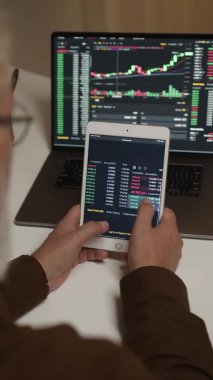 Adam gece evde dolar sayıyor.