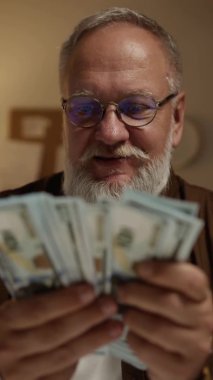 Adam gece evde dolar sayıyor.