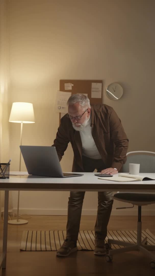 Homme Âgé Travaille Une Bourse Nuit Boit Café — Video