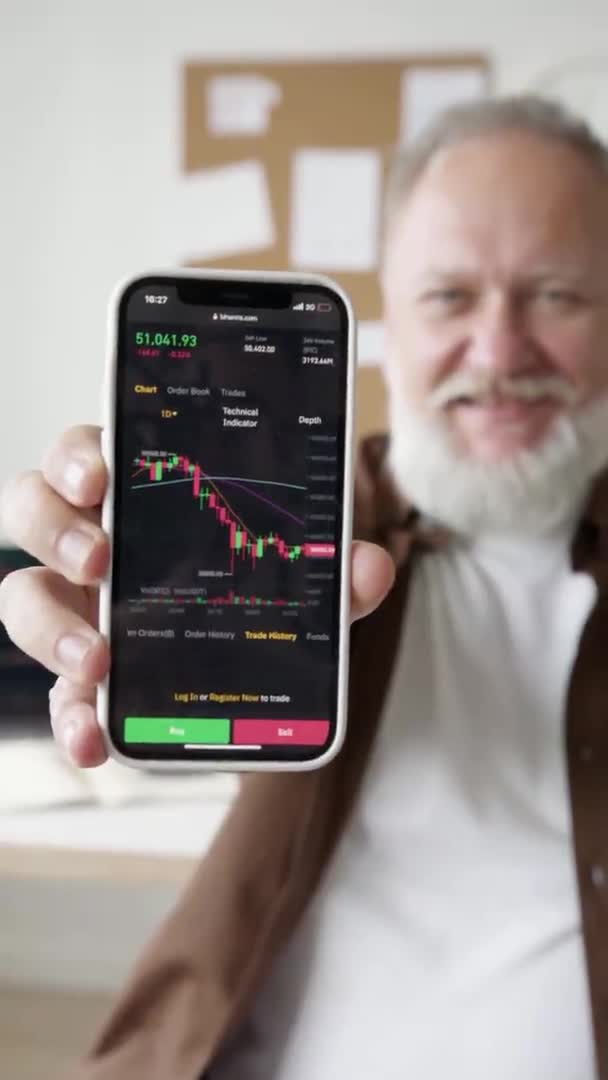 一位年事已高的人正在检查板上的股票市场图表 — 图库视频影像
