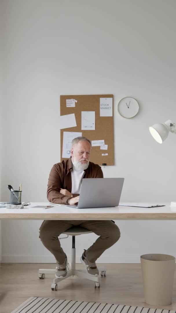 Adulte Travaille Dans Bureau Avec Ordinateur Portable Arrière Plan Tableau — Video