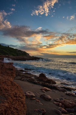 Akdeniz kıyısında güneş doğarken