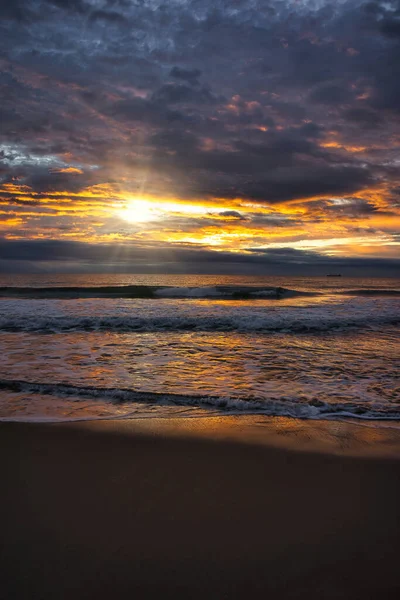 Hermoso Nublado Amanecer Desde Orilla Una Playa Tranquila — Foto de Stock