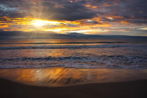 Ein Schöner Und Bewölkter Sonnenaufgang Vom Ufer Eines Ruhigen Strandes — Stockfoto