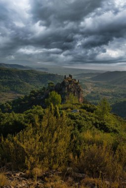 Miravet şatosu bulutlu gökyüzünün altında, İspanya