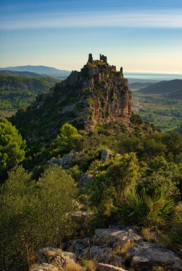 Miravet şatosu mavi gökyüzünün altında, İspanya