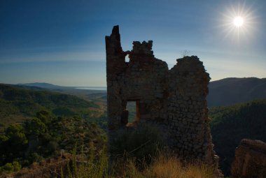 Miravet şatosu mavi gökyüzünün altında, İspanya