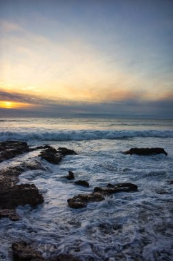 İspanya, Costa Azahar 'da dalgalı denizle gün doğumu