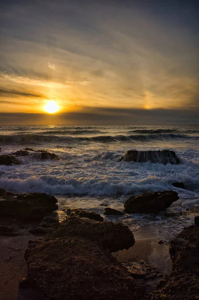 在西班牙科斯塔阿兹海隆与汹涌大海的日出 — 图库照片