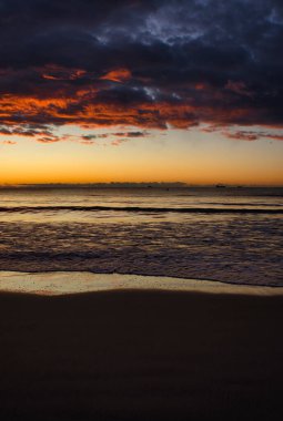 İspanya 'nın Costa Azahar sahilinde huzurlu bir gün doğumu.
