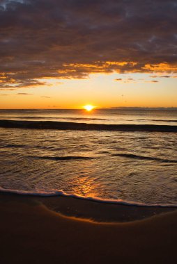 İspanya 'nın Costa Azahar sahilinde huzurlu bir gün doğumu.