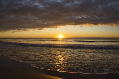 İspanya 'nın Costa Azahar sahilinde huzurlu bir gün doğumu.