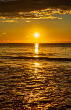 İspanya 'nın Costa Azahar sahilinde huzurlu bir gün doğumu.