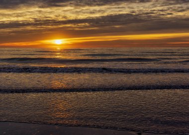 İspanya 'nın Costa Azahar sahilinde huzurlu bir gün doğumu.