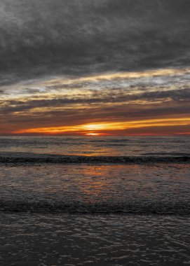 İspanya 'nın Costa Azahar sahilinde huzurlu bir gün doğumu.