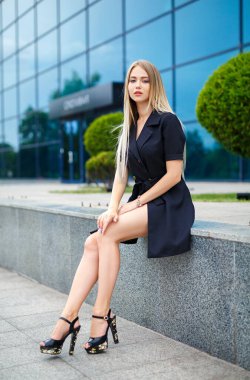 Şehir tarzında güzel bir genç kız