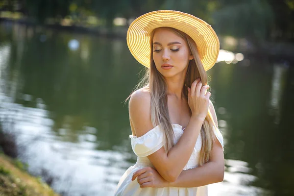 Perfeito Jovem Loira Menina Vestido Branco Natureza — Fotografia de Stock