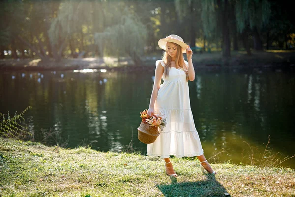 Doğada beyaz elbiseli mükemmel sarışın kız.
