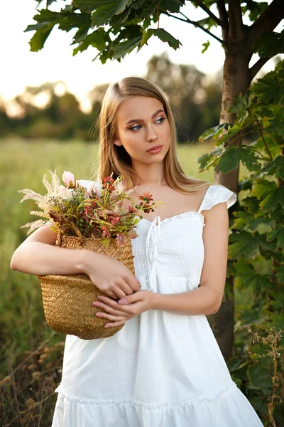 Perfeito Jovem Loira Menina Vestido Branco Natureza — Fotografia de Stock