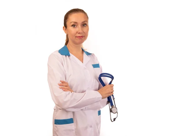 Terapeuta Białym Płaszczu Białym Tle Stetoskopem Rękach — Zdjęcie stockowe