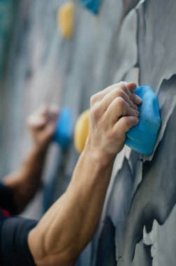 Kaya tırmanışı yapan bir adam.