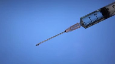 Gelecekteki tıbbi hastalıkları önlemek için aşı şırıngaları.