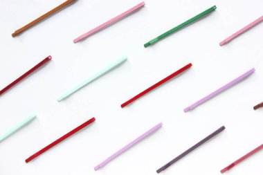 Üst Manzara Düz Yerde Güzellik Moda Aksesuarları Beyaz arka planda saç tokası.