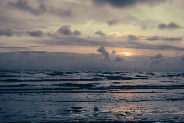 Güzel gün batımı manzarası Bulutlu gökyüzü ile altın saat