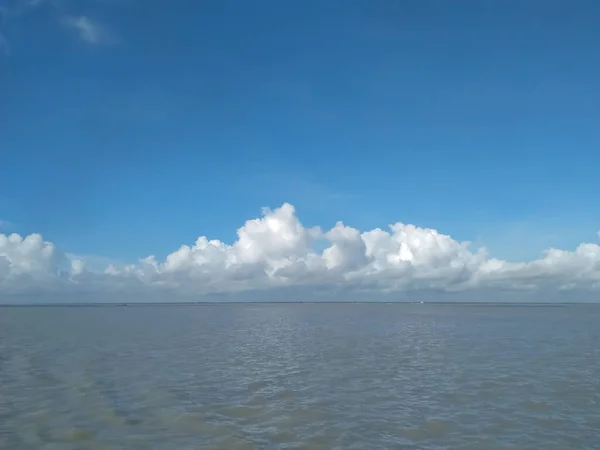 蓝天白云和宽阔的淡水河 从孟加拉国帕德马河捕获 — 图库照片