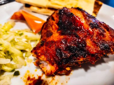 Nan ekmek, salata ve sosla ızgara tavuk kebabı.