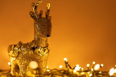 Işıklardaki Altın Noel Ren Geyiği