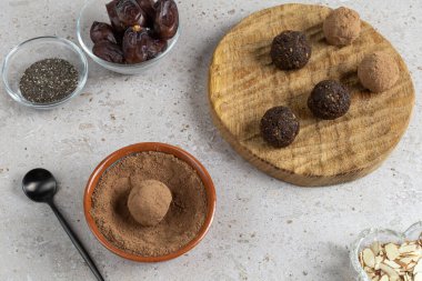 Çikolata tozu ve kakao tozu. Sağlıklı tatlı ve ev yemeği konsepti.